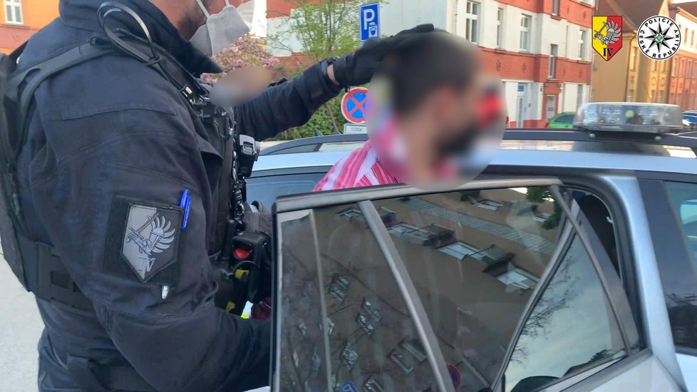 Policisté ve stříbrném BMW našli  plynovou pistoli, mačetu a falešný policejní odznak. Řidič měl navíc zákaz řízení