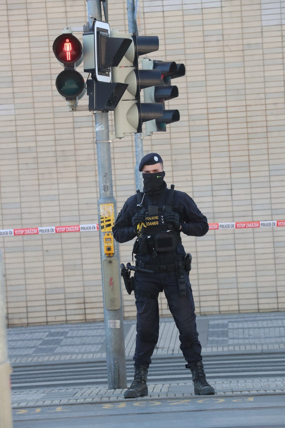 Policisté a hasiči u ministerstva vnitra.