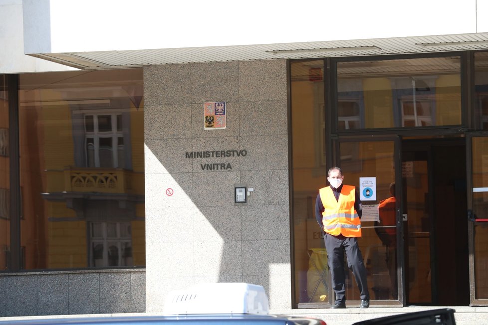 Policisté a hasiči u ministerstva vnitra.