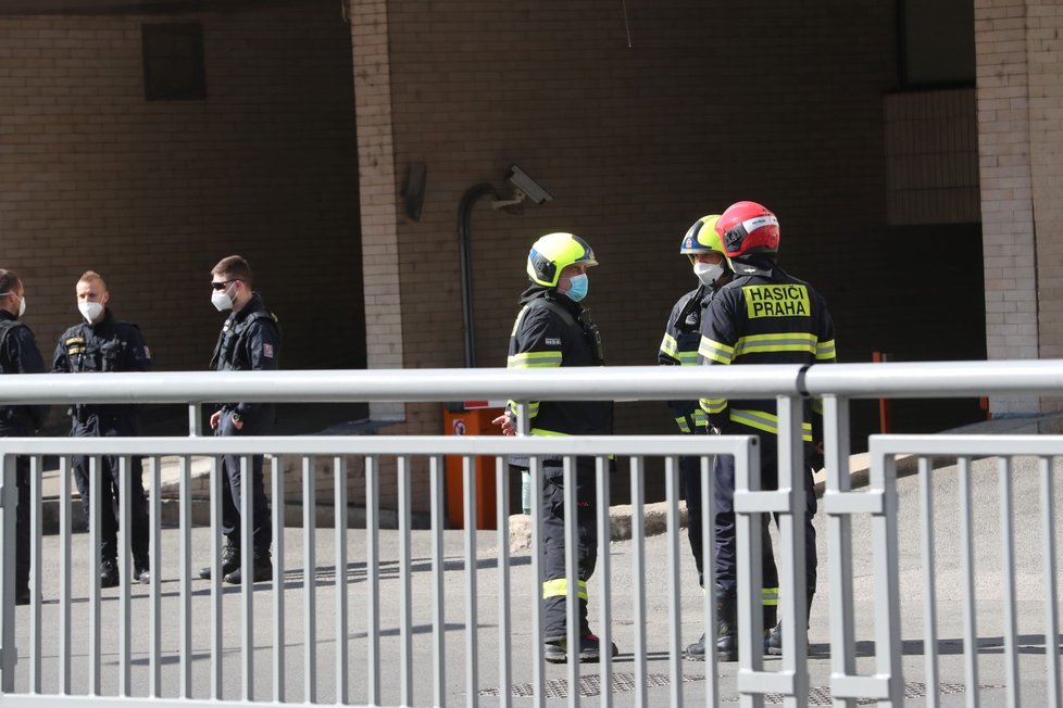 Policisté a hasiči u ministerstva vnitra.