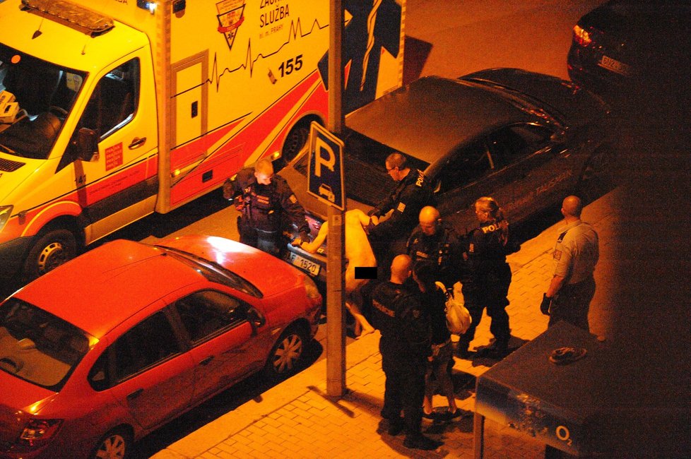 Agresivní naháč ohrožoval u Botiče občany. Zpacifikovat ho musela policie.