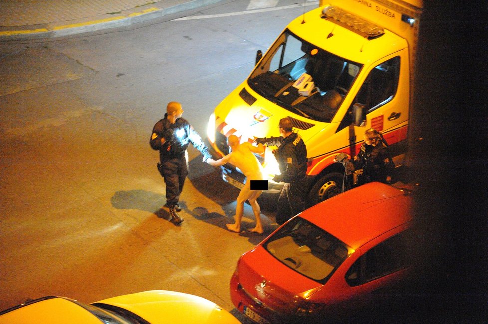 Agresivní naháč ohrožoval u Botiče občany. Zpacifikovat ho musela policie.