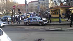 Při nehodě byli zraněni dva policisté, stejně jako řidiř kradeného vozu.