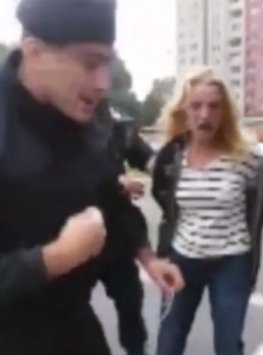 Brutální policejní zákrok proti drobné ženě na Slovensku