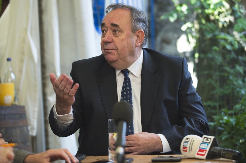Exšéf skotských nacionalistů Alex Salmond zatčen pro podezření z obtěžování.