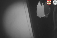 Drsné probuzení v Brně: Agresor se proboural k vyděšenému sousedovi do bytu činkou