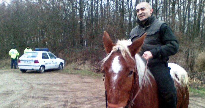 Tento strážník v civilu na koni našel pohřešovanou ženu, po níž od soboty pátrali brněnští policisté.