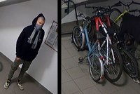 Zloděj ukradl kolo a koloběžku přímo pod kamerou: U pozadí má tetování! Poznáte ho?