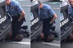 Brutální zásah policie v USA: Afroameričanovi klečel strážník na krku, dokud ho neudusil.