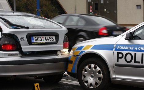 Policejní auto naráží do osobáku.