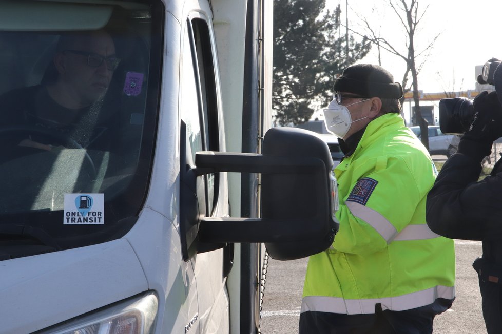 Policisté a celníci kontrolují řidiče na D2, do akce nasadili i speciálně vycvičené psy.