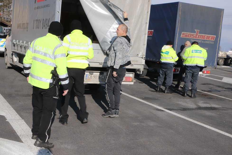 Policisté a celníci kontrolují řidiče na D2, do akce nasadili i speciálně vycvičené psy.