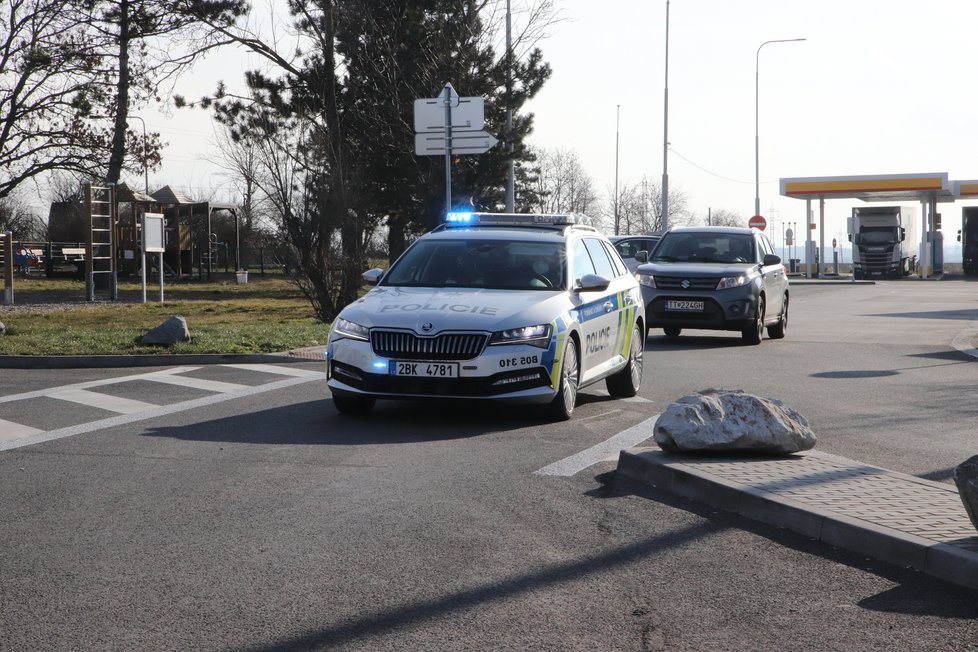 Policisté a celníci kontrolují řidiče na dálnici D2, do akce nasadili i speciálně vycvičené psy.