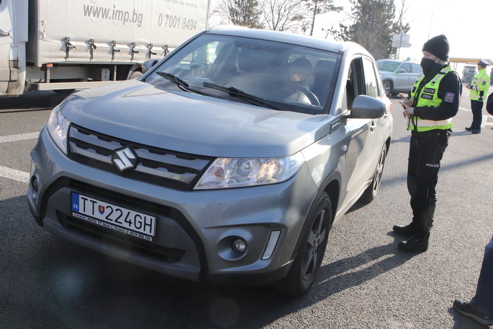 Policisté a celníci kontrolují řidiče na dálnici D2, do akce nasadili i speciálně vycvičené psy.