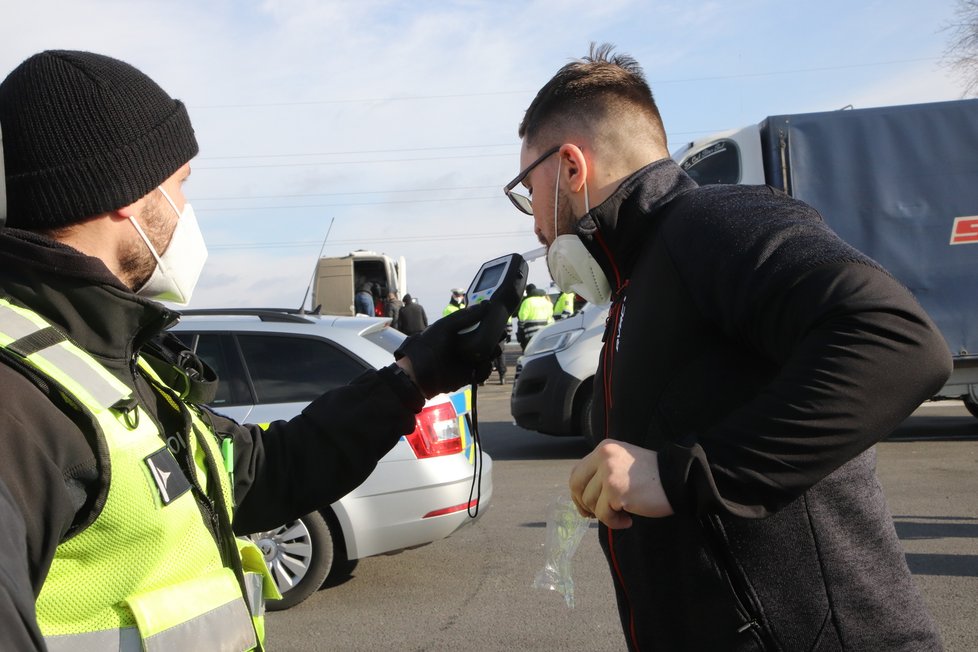 Policisté a celníci kontrolují řidiče na dálnici D2, do akce nasadili i speciálně vycvičené psy.