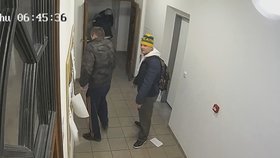 Policisté hledají čtveřici mužů, kteří vnikli do domu, poškodili dveře a vystříkali hasicí přístroj.