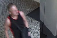 VIDEO: Hyperaktivní zloděj na útěku: Poslouchal za dveřmi, pak z bytu v centru Prahy ukradl notebook