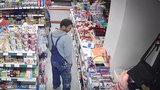 Muž si k nákupu alkoholu na Spořilově „přibalil“ i mobil. Prodavačce způsobil škodu přes 20 tisíc