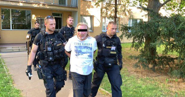 Drama na Střížkově: Ozbrojený muž z okna sousedům vyhrožoval, že začne střílet