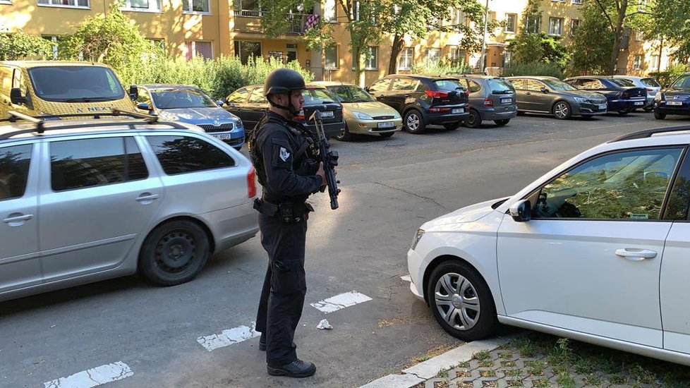 Muž vyhrožoval sousedům, že začne střílet. Policie ho zadržela.