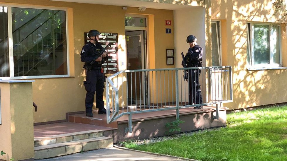 Muž vyhrožoval sousedům, že začne střílet. Policie ho zadržela.