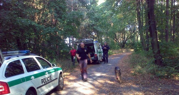 Vyšetřovatelé okolí nálezu lidského chodidla u Hostivařské přehrady uzavřeli a prohledali