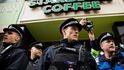 Policie chrání londýnskou kavárnu Starbucks před útokem demonstranů