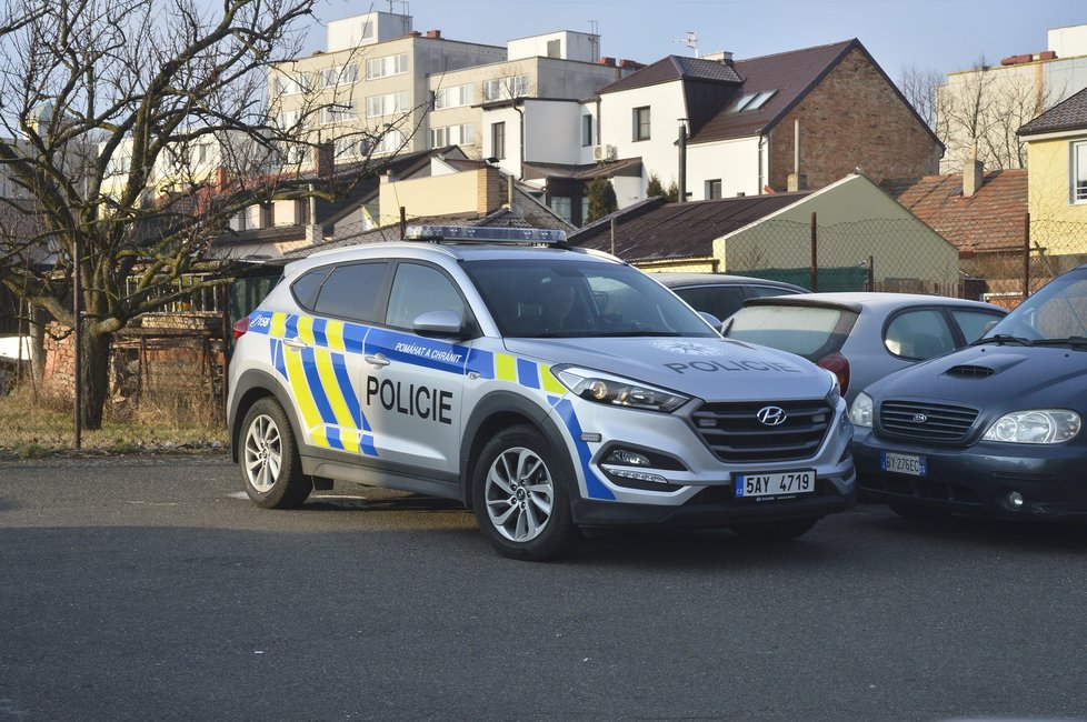 Policisté brzy ráno zasahovali v Čimicích, z domu tu měl přes rybník utéct cizinec.