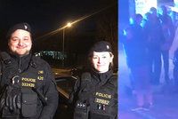 Policisté zachránili na ulici muži (81) život. „Pořád mě chytal za ruku,“ řekl jeden z hrdinů