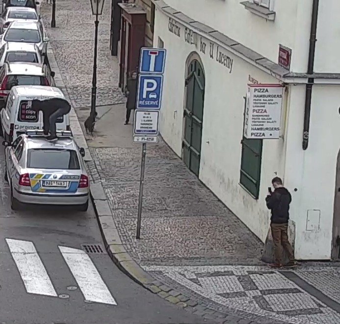 Mladíci poškodili policejní auto v Benediktské.