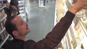 VIDEO: Parfémový zlodějíček dvakrát na místě činu. Košík vyměnil za své kapsy u kalhot