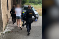 Měla do banky vložit peníze, které neměla, a tak na Černém Mostě nahlásila bombu! Policie ženu zadržela