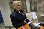 Preventistka Policie ČR Zdeňka Procházková ukazuje speciální brožurku určenou pro žáky 1. stupně základních škol, která upozorňuje na rizika na internetu.