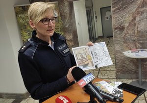 Preventistka Policie ČR Zdeňka Procházková ukazuje speciální brožurku určenou pro žáky 1. stupně základních škol, která upozorňuje na rizika na internetu.