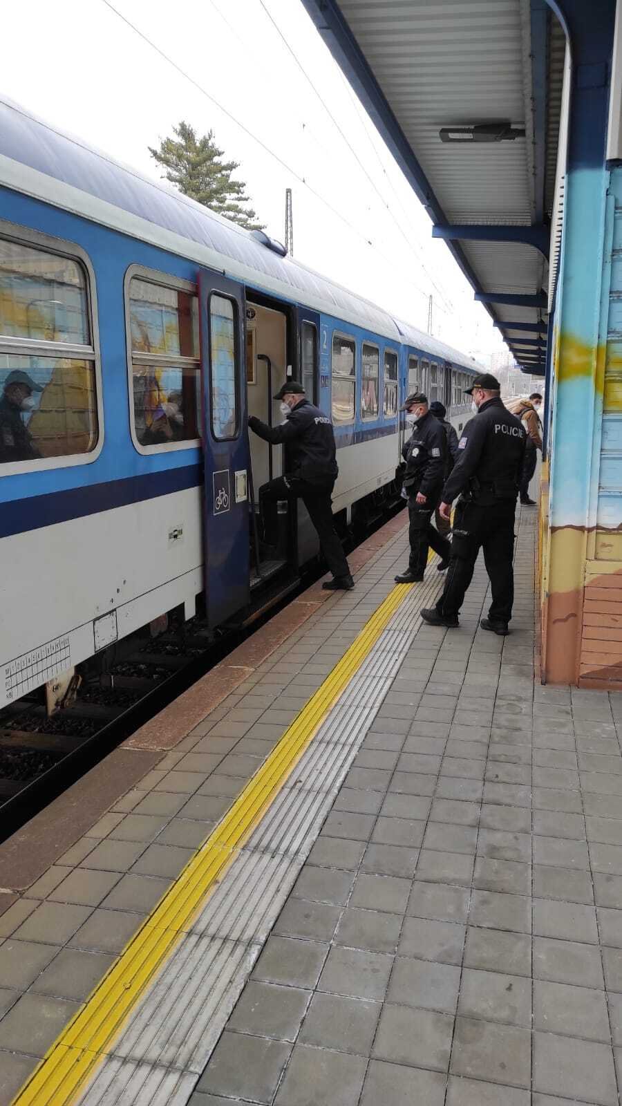Policie při kontrolách na železnici vypátrala 18 hledaných lidí