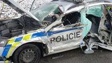 Brutální havárie u Kralic: Náklaďák sešrotoval auto s policisty!