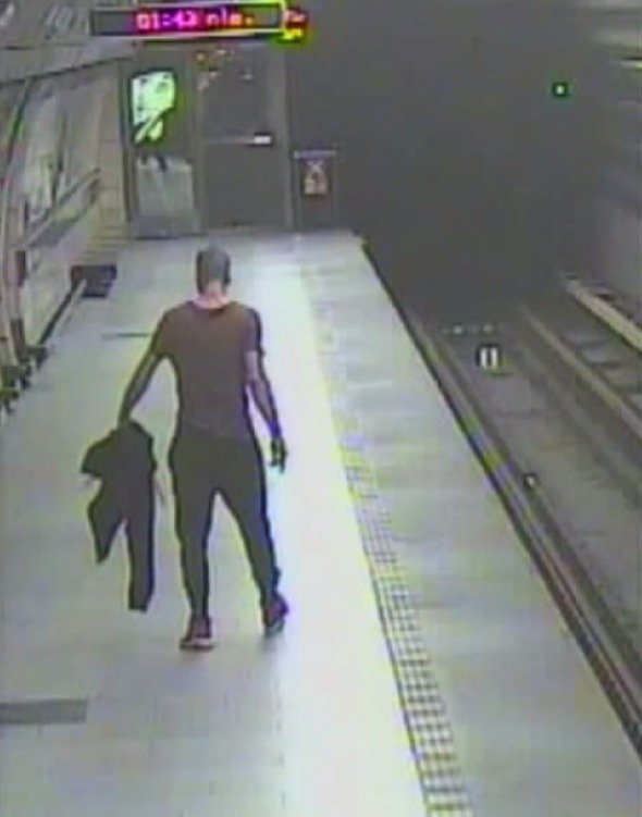 Neznámý muž napadl na Jiřího z Poděbrad v metru cestujícího. Zřejmě byl pod vlivem drog.