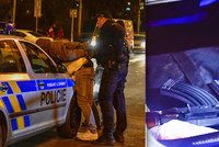 Rozruch v Opletalově: Policisté ve voze našli drogy i samopal! Šlo o atrapu