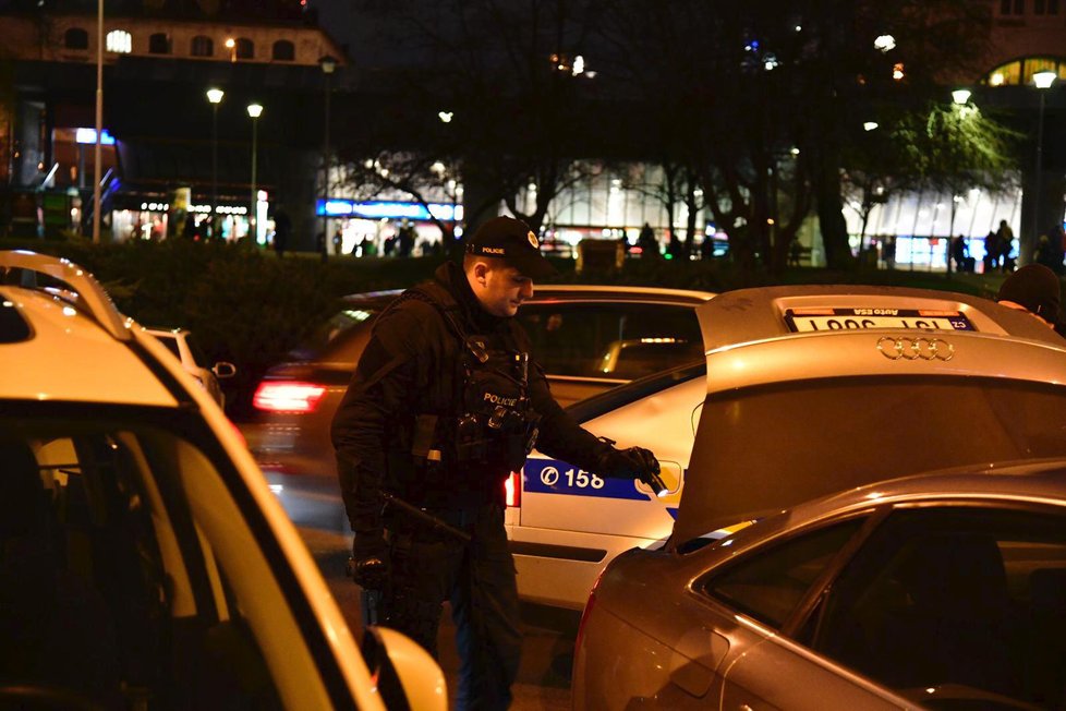 17. 1. 2019: Policisté zadrželi v Opletalově ulici vůz, ve kterém nalezli značné množství drog i střelné zbraně.