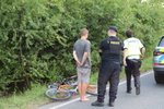 Potyčka dvou cyklistů s řidičem autobusu a dispečerem DPP skončila útokem cyklisty na policistu. Toho odvedli "v klepetech".