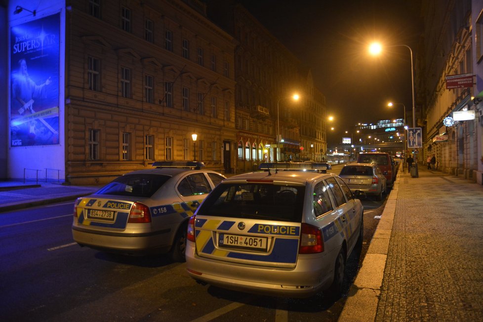 Policisté nemají kde parkovat. Odstavují auta ve vozovce.