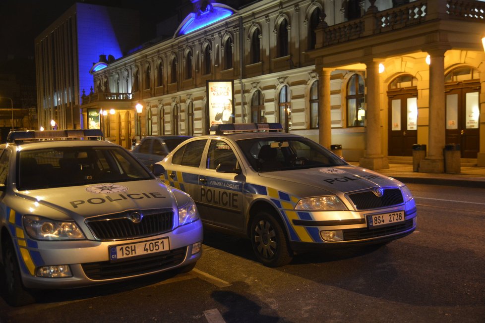 Policisté nemají kde parkovat. Odstavují auta ve vozovce.