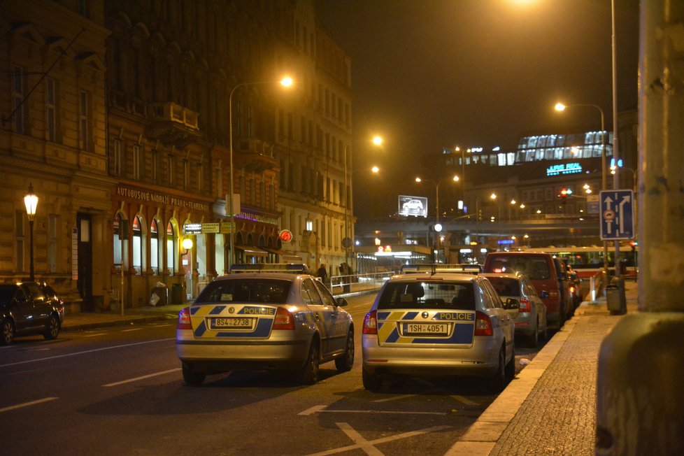 Policisté nemají kde parkovat. Odstavují auta ve vozovce.