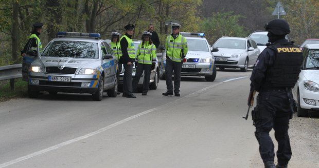 Policisté z Hodonína se  projeli pořádný kus na Slovensku, honili tam narkomana, který měl od soudu zakázáno řízení. Ilustrační foto.