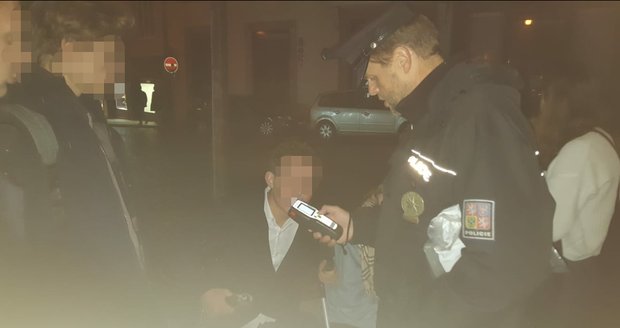 Pražští policisté si v noci ze soboty na neděli v rámci akce HAD 2019 posvítili na nezletilé, kteří popíjeli alkohol. Odhalili  v tomto smyslu 17 deliktů, k tomu další desítky přestupků.