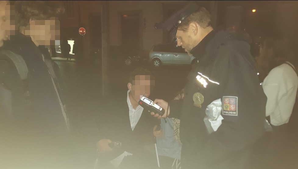 Pražští policisté si v noci ze soboty na neděli v rámci akce HAD 2019 posvítili na nezletilé, kteří popíjeli alkohol. Odhalili  v tomto smyslu 17 deliktů, k tomu další desítky přestupků.
