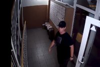 VIDEO: Zloděj z bytu v Praze 4 ukradl klíčky k mercedesu. Auto za 150 tisíc pak zmizelo