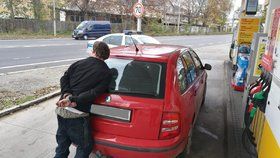 Policisté na Barrandově zpacifikovali nezdárného stopaře, který využil chvilky a ukradl vůz dobrodinci, který ho svezl.