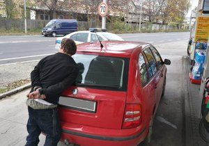 Policisté na Barrandově zpacifikovali nezdárného stopaře, který využil chvilky a ukradl vůz dobrodinci, který ho svezl.