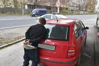 Lehce nabyl, rychle pozbyl: Stopař řidiči odcizil auto, na Barrandově ho z něj vyvlekli policisté